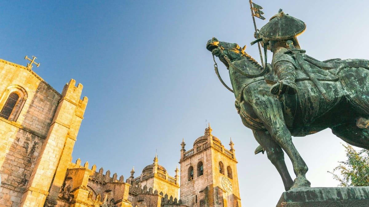 Admire the Romanesque Porto Cathedral and the statue of Vímara Peres, one of the city’s most iconic historic landmarks.