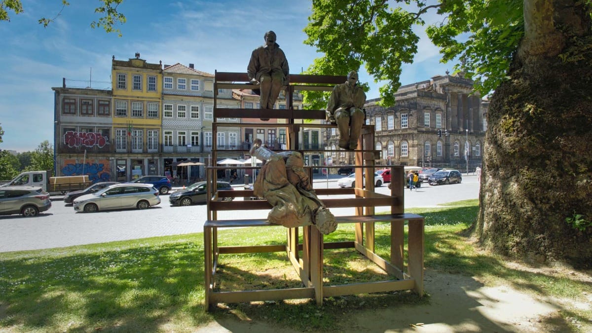 Discover the artistic corners of Cordoaria Garden, framed by the historic buildings of the University of Porto.