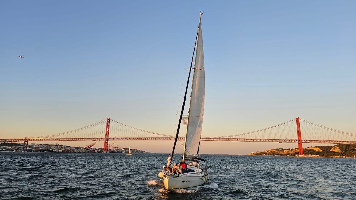 LFjg lisbon tour sailing tagus river