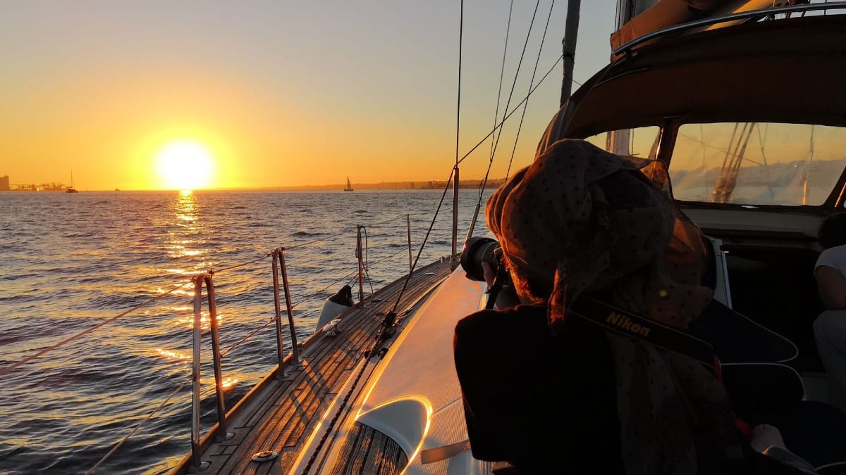 ohOB sunset photo boat tour lisbon