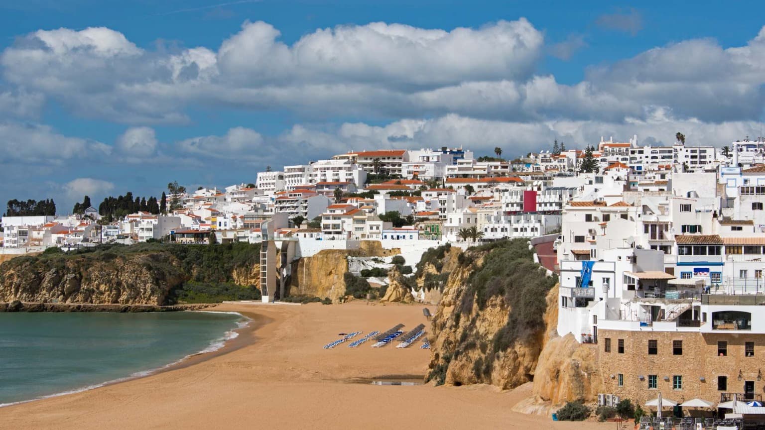 View of Albufeira’s Praia dos Pescadores and whitewashed houses, a top destination for New Year’s Eve beach concerts in the Algarve