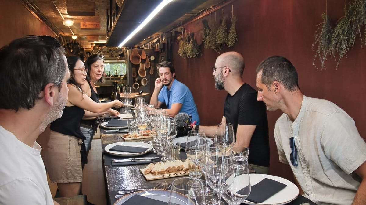 Shared table experience with wine, food, and great company in the Douro