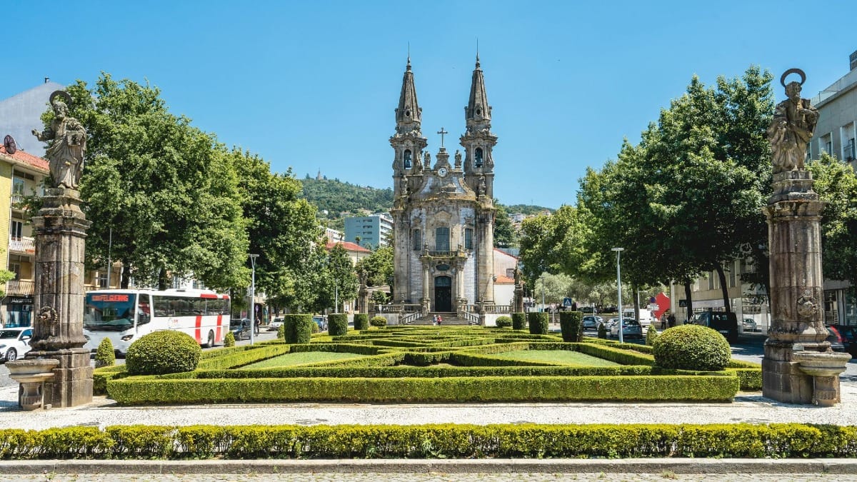 Hermosos jardines e iglesias históricas explorados durante un tour guiado de Braga y Guimarães con Cooltour Oporto