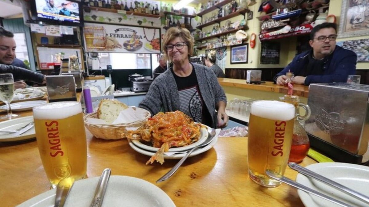 Taberna portuguesa tradicional en Faro con pulpo en salsa, pan local y cerveza