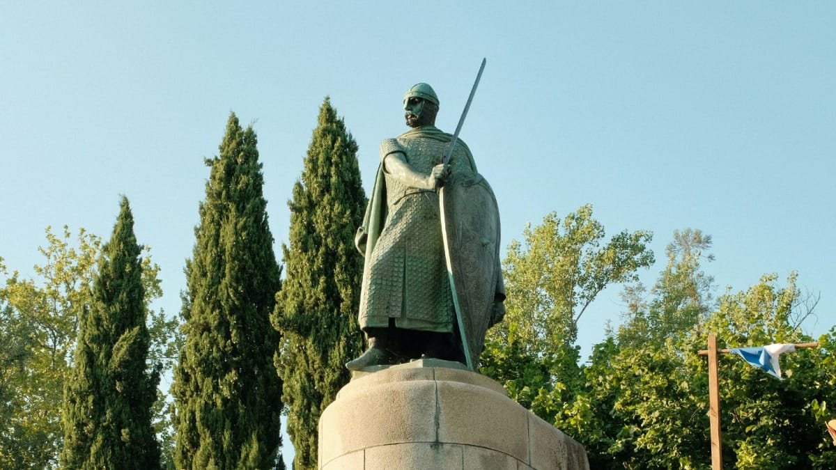 Estatua de Dom Afonso Henriques, el primer rey de Portugal, en Guimarães durante un tour histórico con Cooltour Oporto