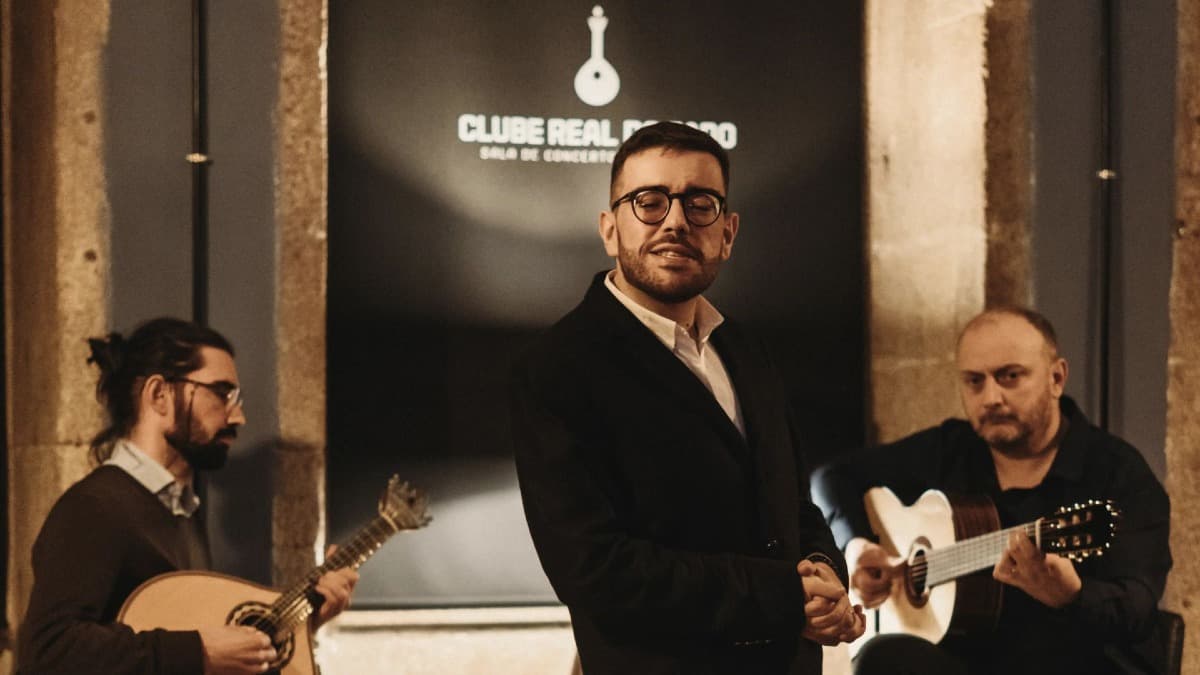 Espetáculo Íntimo de Fado com Vinho em Bar Local no Porto