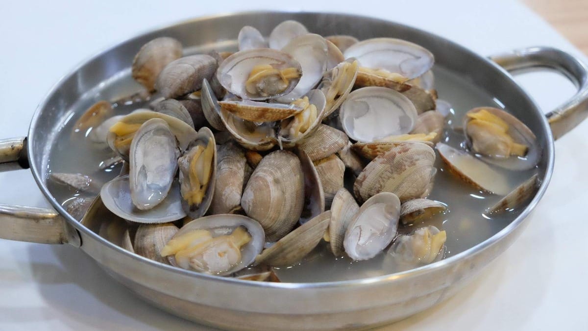 Almejas al estilo algarvío cocinadas con ajo y vino blanco en el Tour Gastronómico de Faro