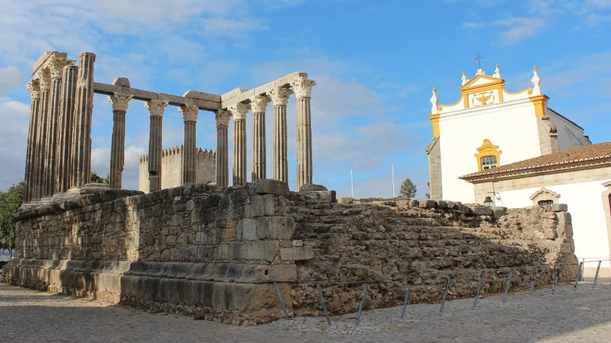 Tour Privado a Pie por Évora – Templo Romano, Capilla de los Huesos y Universidad