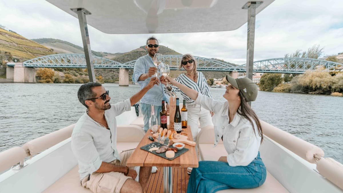 Croisière en Bateau Solaire dans la Vallée du Douro avec Dégustation de Vin
