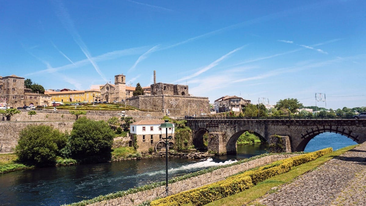 Ponte Medieval e Centro Histórico de Barcelos no Tour Privado do Minho da Cooltour Oporto