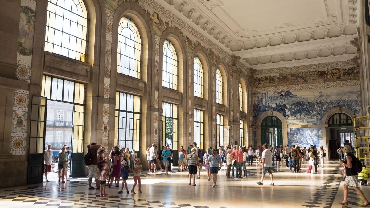 La gare de São Bento et ses tuiles historiques lors de notre visite privée de la ville de Porto | Cooltour Oporto