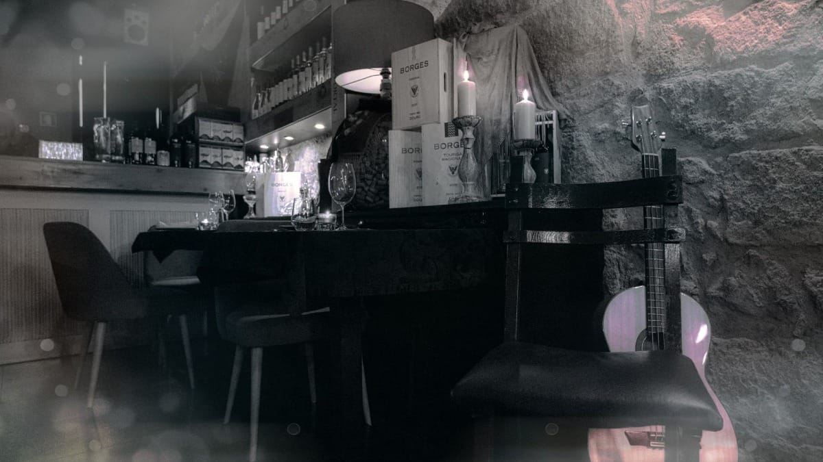 Atmosfera intimista de Fado com mesas decoradas antes do Jantar de Fado e Tour Noturno no Porto com a Cooltour Oporto