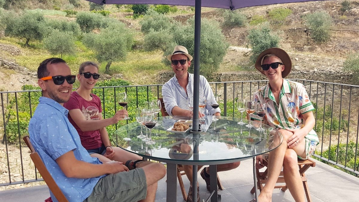 Dégustation matinale de vins sur une terrasse avec vue sur la Vallée du Douro après la visite guidée d'un domaine avec Cooltour Oporto