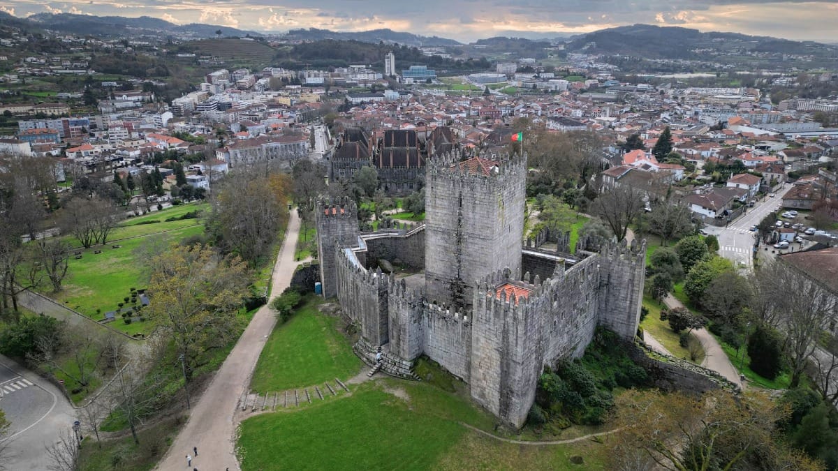 Castelo de Guimarães e o centro medieval classificado pela UNESCO, visitados durante um tour de Braga e Guimarães a partir do Porto com a Cooltour Oporto