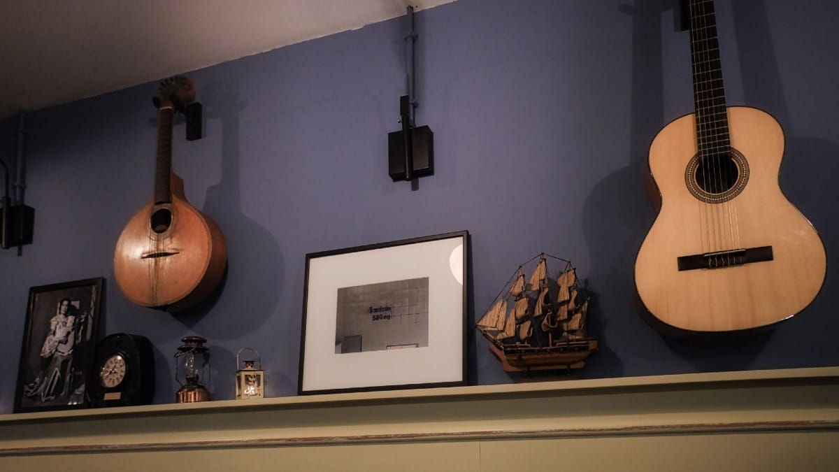 Guitarras tradicionais portuguesas e clássicas, enriquecendo a experiência cultural do Jantar com Fado no Porto e Tour Noturno com a Cooltour Porto