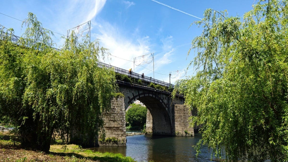 Ponte sobre o Rio Cavado e vegetação verdejante no Tour Privado do Minho da Cooltour Oporto