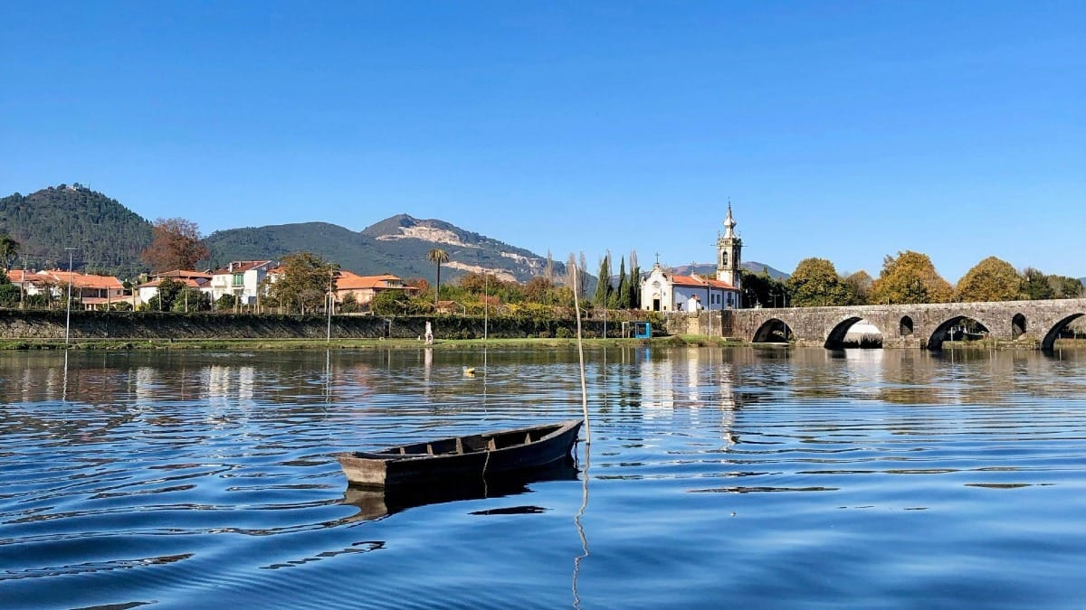 Le fleuve Lima à Ponte de Lima lors de la visite privée de la région du Minho par Cooltour Oporto