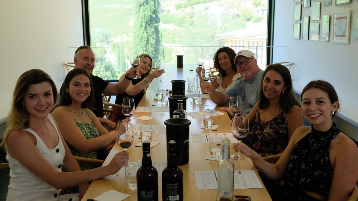 Degustação de Vinho do Porto após visita a uma vinícola durante um tour guiado pelo Vale do Douro a partir do Porto com a Cooltour Oporto