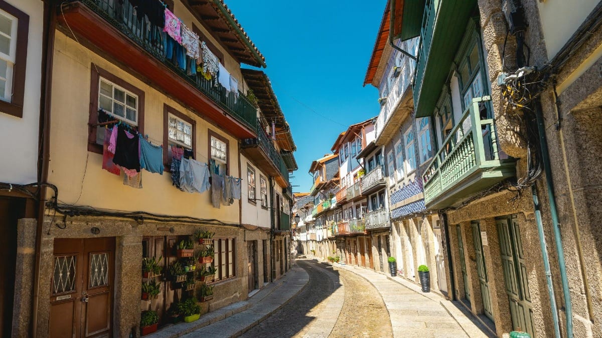 Tour a pé pela Cidade Velha de Guimarães, explorando as ruas históricas da UNESCO com a Cooltour Oporto
