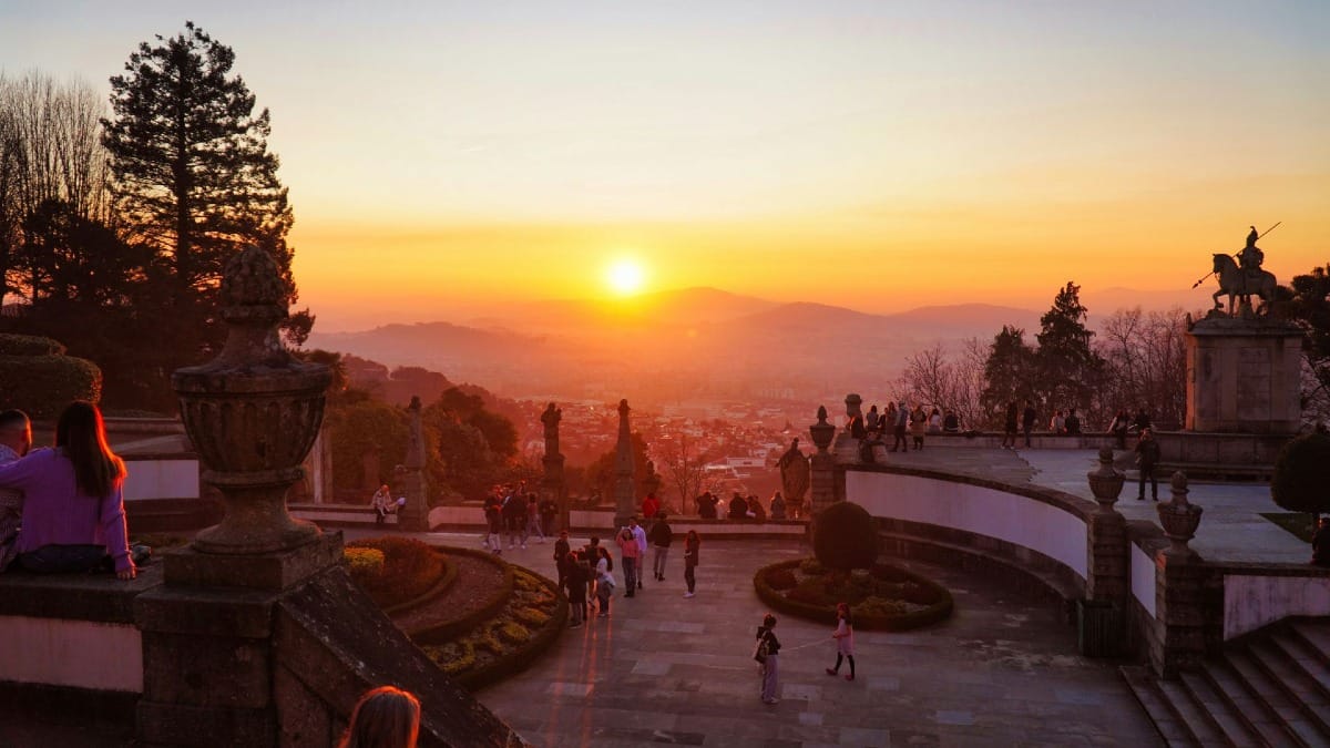 Pôr do sol sobre o Santuário do Bom Jesus e seus jardins em Braga durante um tour de Braga e Guimarães com a Cooltour Oporto