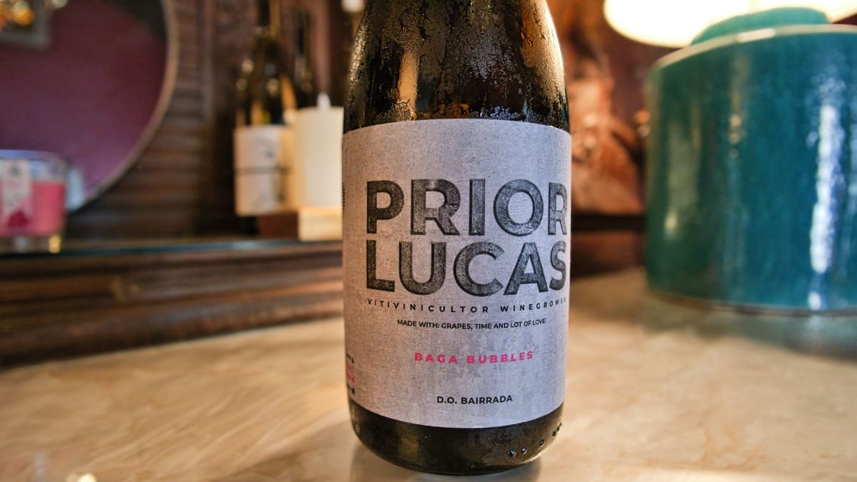 Botella de vino de Bairrada servida en una cata regional de vinos en Oporto