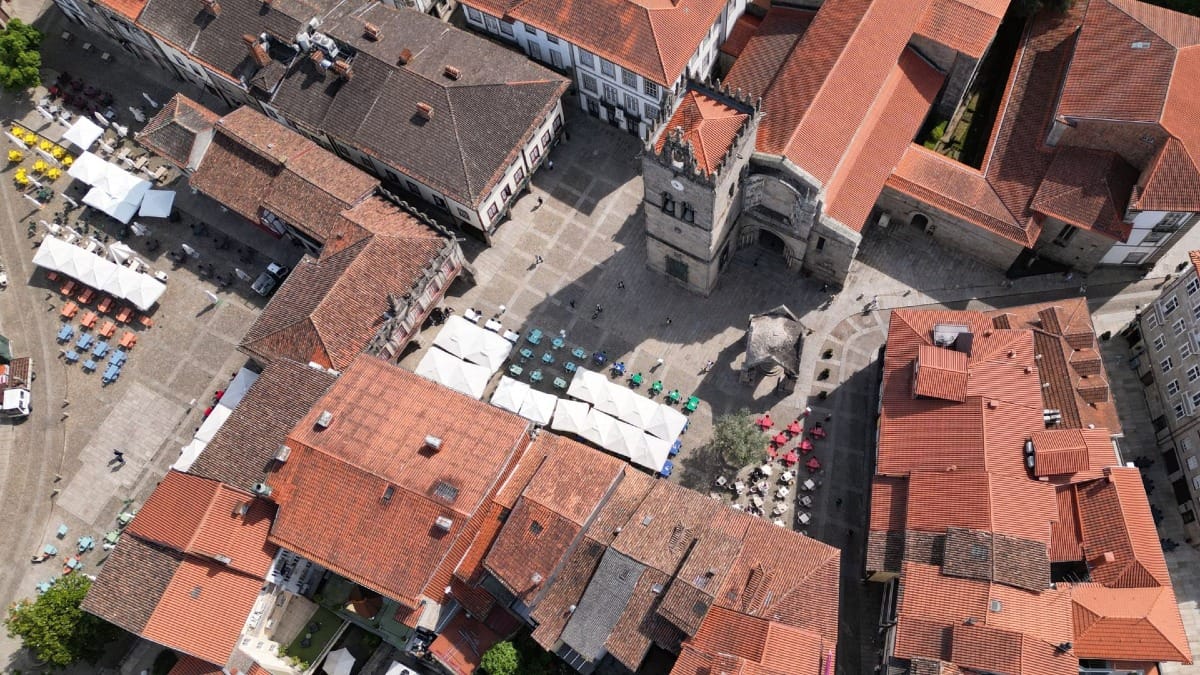 Vue aérienne du Largo da Oliveira et des arcades médiévales à Guimarães lors d’un tour avec Cooltour Oporto