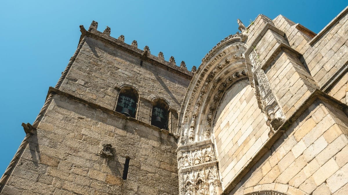 Iglesia de Nossa Senhora da Oliveira en el corazón de Guimarães, visitada durante un tour de Braga y Guimarães con Cooltour Oporto