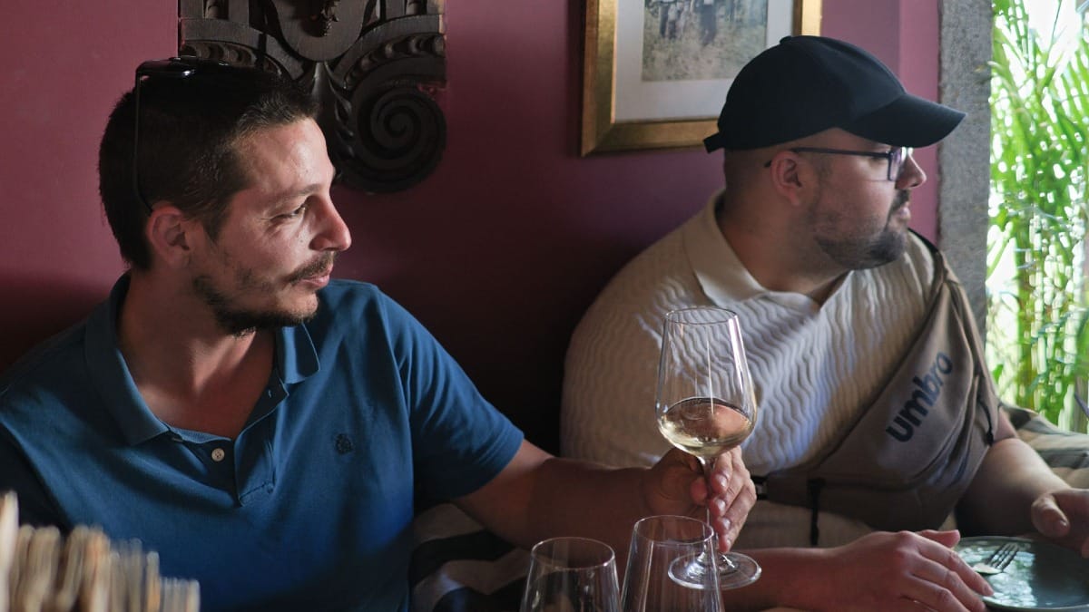 Participants dégustant du vin blanc avant un spectacle de Fado dans un bar traditionnel à Porto par Cooltour Oporto