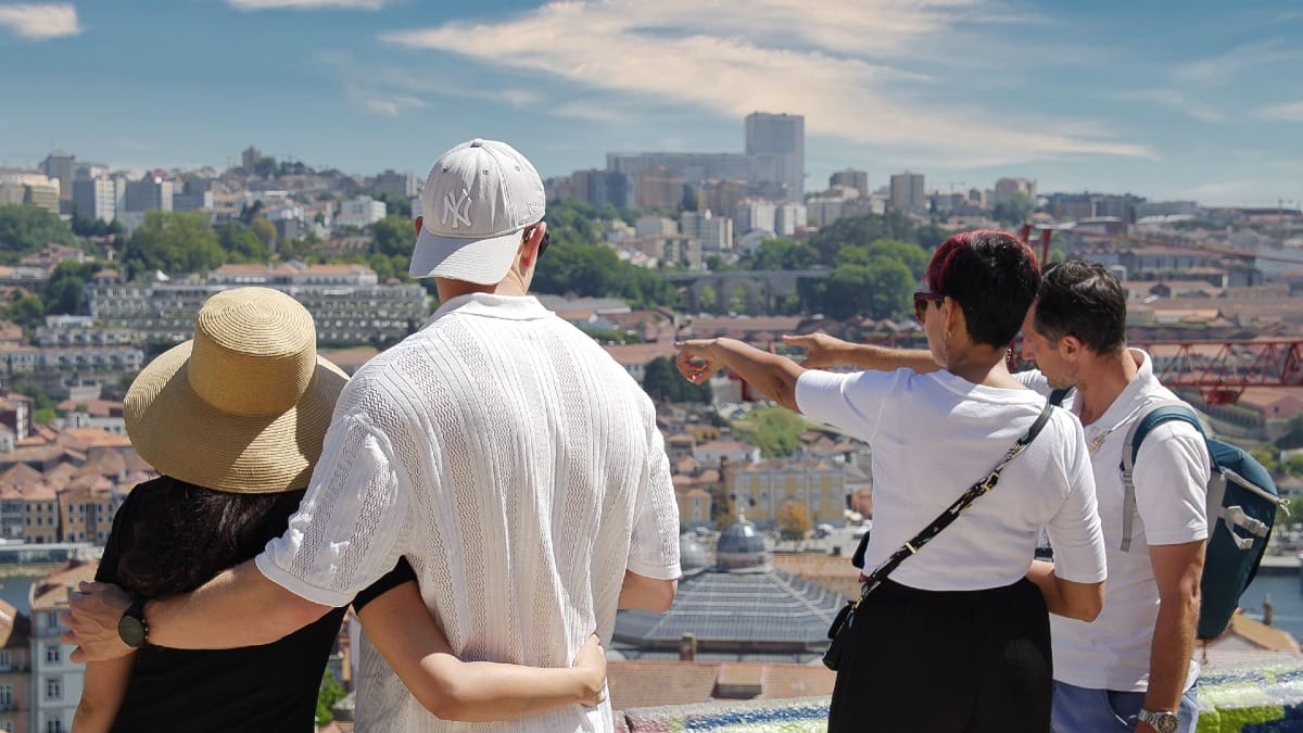 Pareja y guía disfrutando de vistas panorámicas de Oporto desde uno de los mejores miradores de la ciudad
