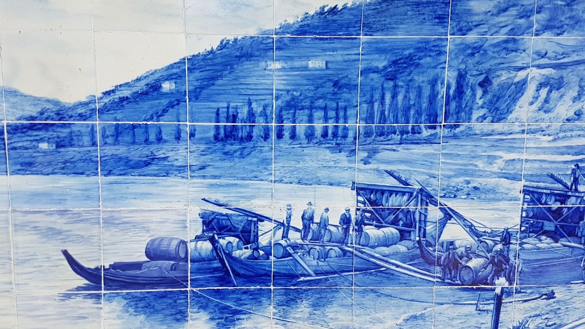 Azulejos azuis na estação de comboios do Pinhão retratando a produção de Vinho do Porto e a região do Vale do Douro durante um tour guiado com a Cooltour Oporto
