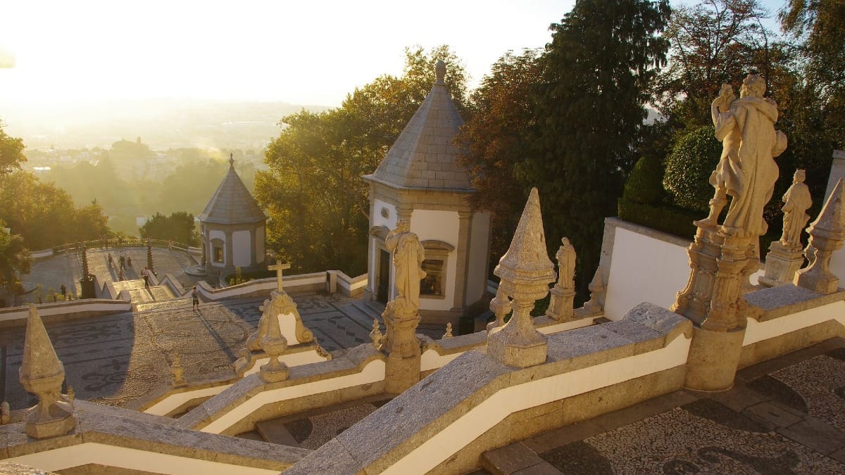 Vista panorâmica de Braga a partir do Santuário do Bom Jesus, uma paragem obrigatória no tour de Braga e Guimarães com a Cooltour Oporto