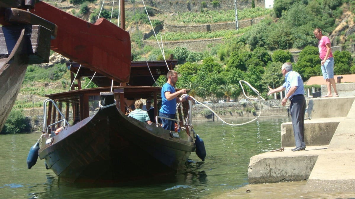 Croisière sur le fleuve Douro revenant au quai de Pinhão après une excursion en bateau lors d'une visite guidée dans la Vallée du Douro avec Cooltour Oporto