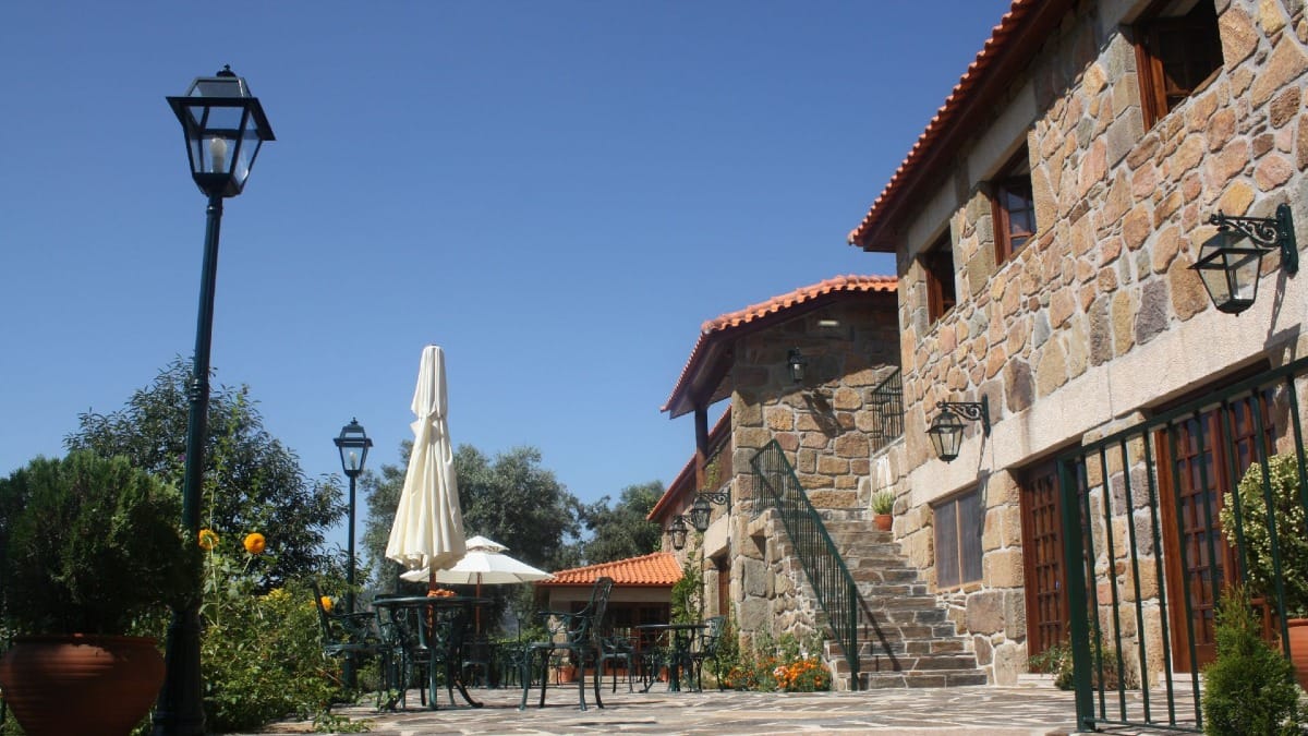 Área Exterior de uma Quinta na Região dos Vinhos Verdes | Cooltour Oporto