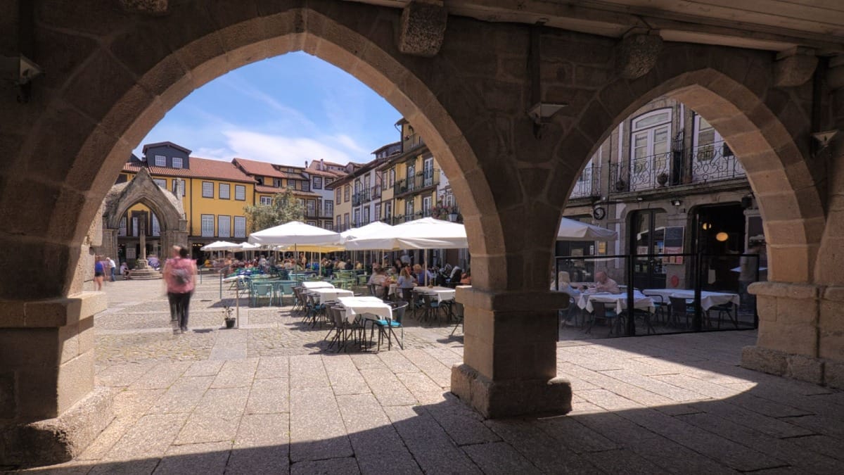 Arcadas históricas no Largo da Oliveira em Guimarães, Património Mundial da UNESCO, durante uma visita guiada a partir do Porto com a Cooltour Oporto