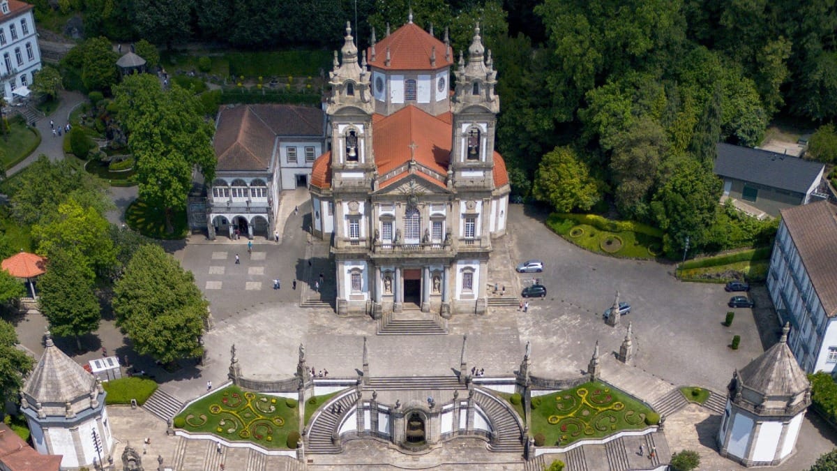 Santuário do Bom Jesus do Monte rodeado de jardins exuberantes em Braga, visitado durante um tour de Braga e Guimarães a partir do Porto com a Cooltour Oporto