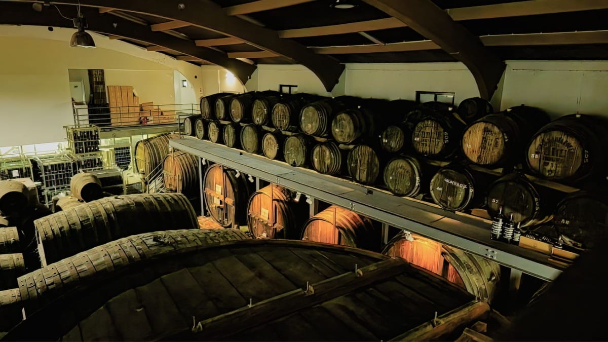 Barris antigos de Vinho do Porto na Quinta de Santa Eufémia durante uma visita e degustação numa vinícola durante um tour guiado pelo Vale do Douro com a Cooltour Oporto