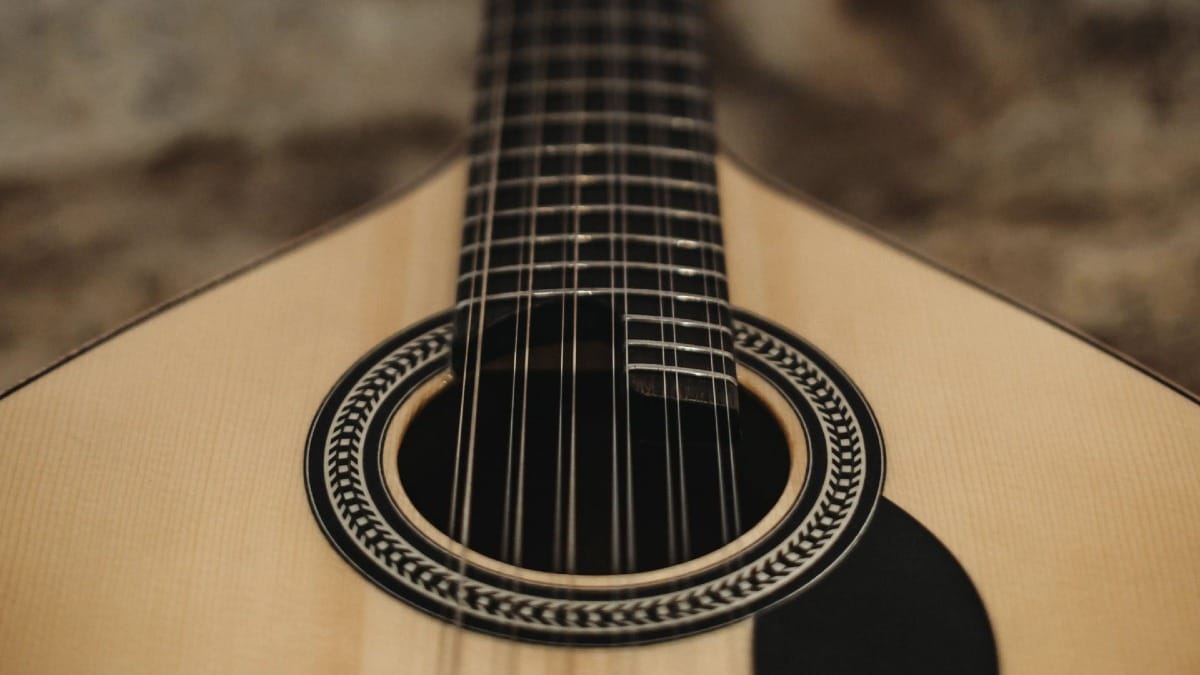 Détail d’une guitare portugaise, instrument emblématique du Fado à Porto
