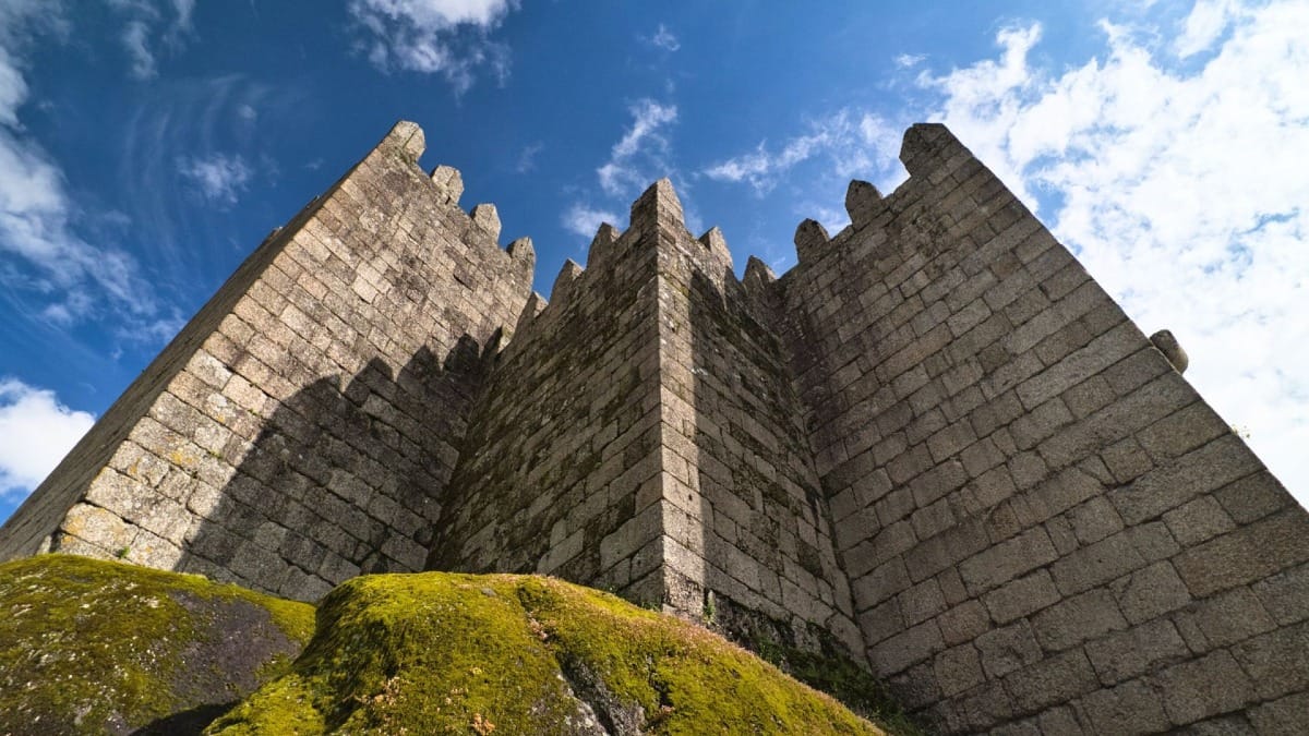 Descoberta das origens de Portugal no Castelo de Guimarães durante um tour histórico de Braga e Guimarães a partir do Porto com a Cooltour Oporto