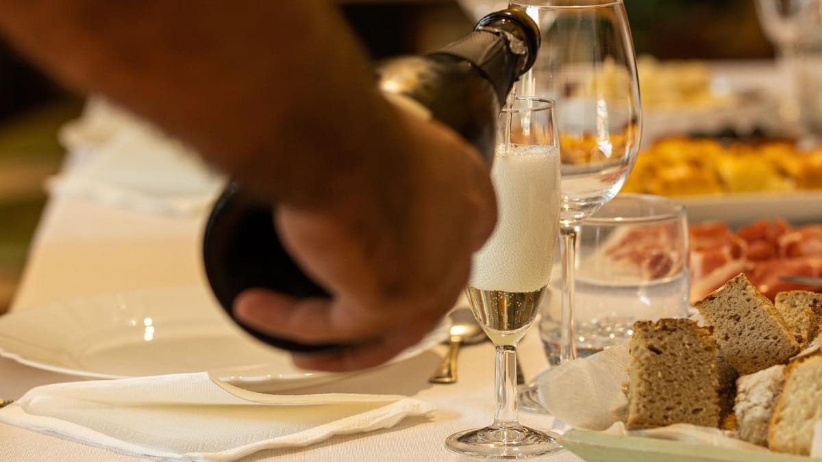 Service d'un fantastique Vinho Verde blanc | Cooltour Oporto