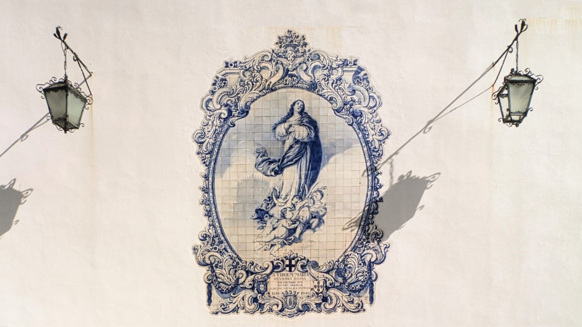 Azulejos tradicionales representando a la Virgen María en Guimarães, vistos durante un tour de Braga y Guimarães con Cooltour Oporto