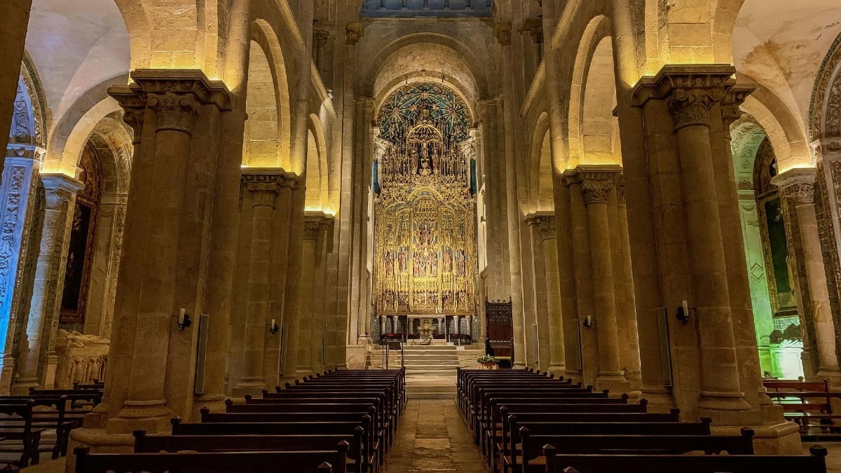 Por dentro da Sé Velha de Coimbra no nosso Tour Privado Aveiro e Coimbra | Cooltour Oporto