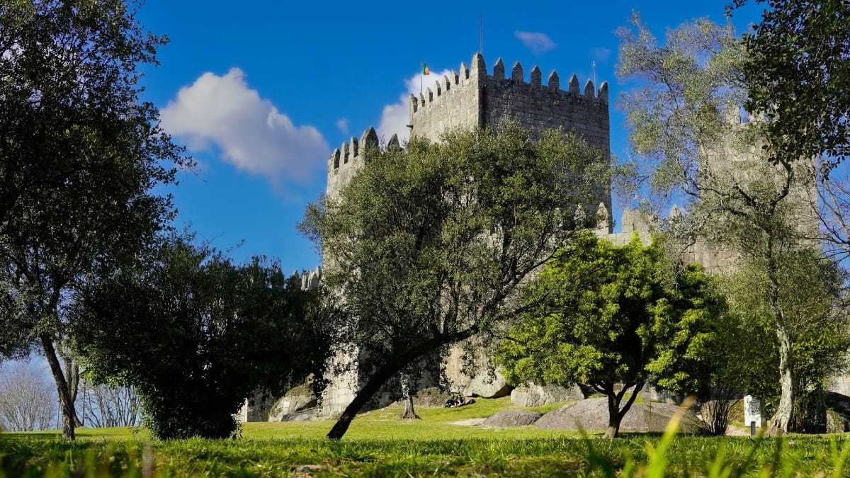 Castelo de Guimarães, um local emblemático do tour de Braga e Guimarães a partir do Porto com a Cooltour Oporto