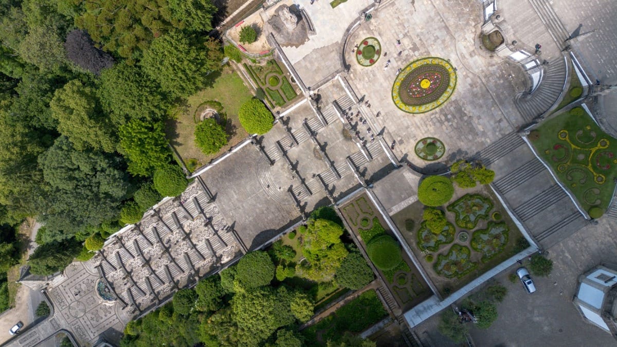 Vista aérea do Santuário do Bom Jesus e dos seus jardins em Braga durante um tour guiado de Braga e Guimarães com a Cooltour Oporto