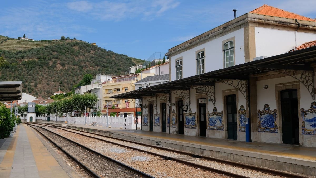 Estação de comboios do Pinhão com painéis de azulejos tradicionais no coração do Vale do Douro durante um tour guiado de vinhos com a Cooltour Oporto