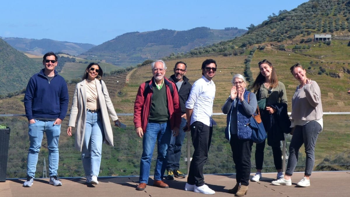 Experiência em pequeno grupo numa vinícola familiar durante um tour guiado pelo Vale do Douro a partir do Porto com a Cooltour Oporto