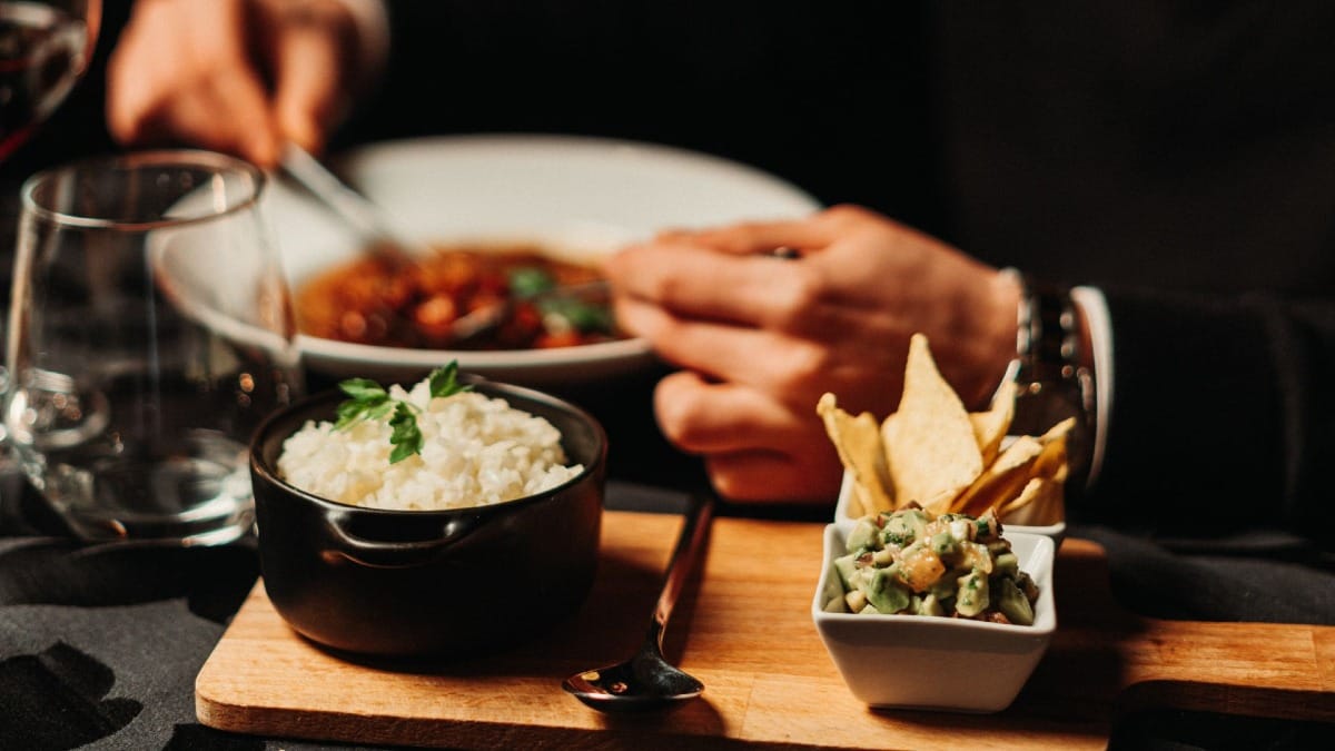 Invité savourant un menu végétarien dans un restaurant local pendant un concert de Fado à Porto