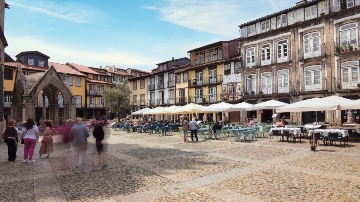 Monument du Padrão do Salado sur le Largo da Oliveira à Guimarães, un des points forts du tour de Braga et Guimarães avec Cooltour Oporto