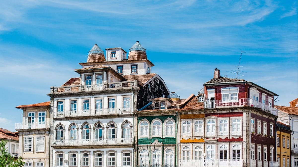 Antigos edifícios tradicionais no centro medieval de Guimarães durante um tour de Braga e Guimarães com a Cooltour Oporto
