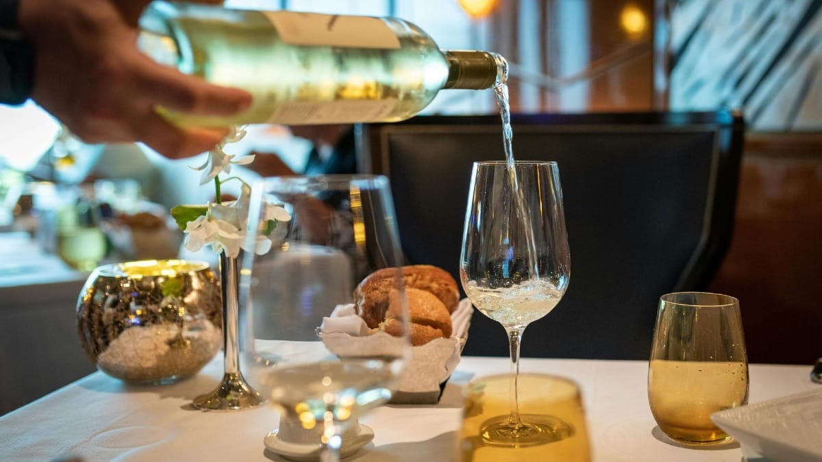 Vinho Verde servi dans un restaurant local pendant la visite privée de la région du Minho par Cooltour Oporto