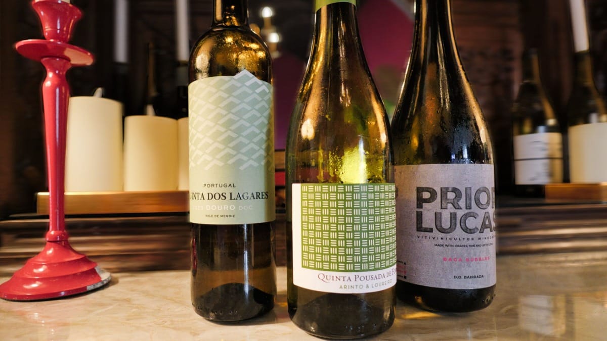 Vins Vert, blanc et pétillant versé dans un verre lors d’une dégustation premium à Porto
